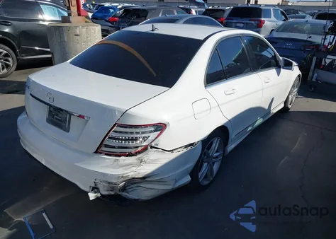 2013 Mercedes-Benz C 250 Sport z USA, uszkodzony, nr VIN WDDGF4HB5DR275509